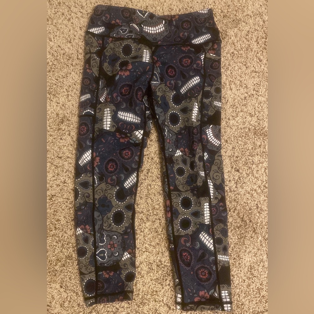 Constantly Varied Midnight Skull Capris-Size Small